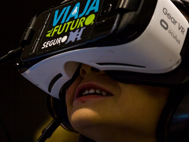 Hundreds of children and adults lived the virtual experience “Travel to the future, safely”